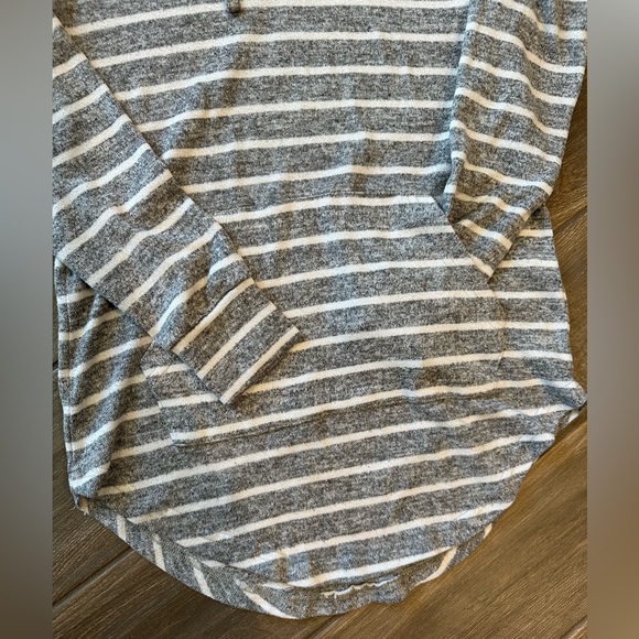 Weekend Edition - Women’s hooded light sweater - Picture 4 of 5